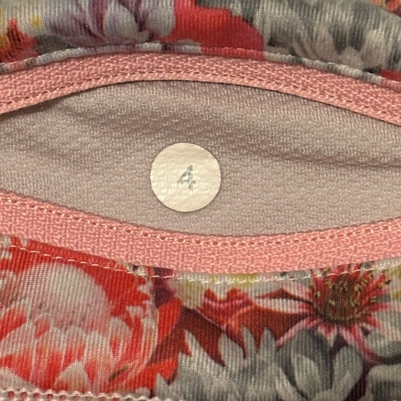 Lululemon 3/4 Leggings‎ Sz 4 Floral Black Workout Yoga Run Exercise Run Gym - Picture 5 of 5